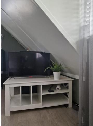 Leuke witte salontafel, werd gebruikt als tv meubel, €15,00 beschikbaar voor biedingen