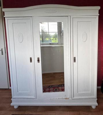 Vintage kledingkast beschikbaar voor biedingen