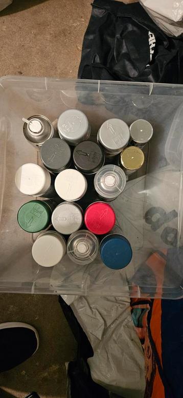 Grote partij spuitbussen met inhoud beschikbaar voor biedingen