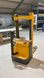 Stapelaar met lader - met soms een storing, Ophalen, Stapelaar, Elektrisch, Jung Heinrich