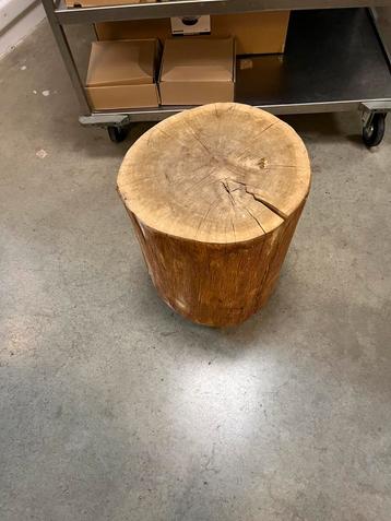 4 stuks massief houten bijzet tafels uit onze Hotel bar! beschikbaar voor biedingen