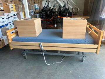 Hoog laag bed met 2 kastjes beschikbaar voor biedingen