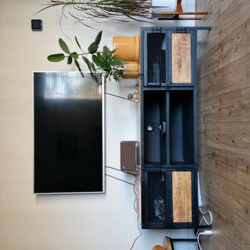 Zeer nette televisiekast / dressoir in hout en staal beschikbaar voor biedingen