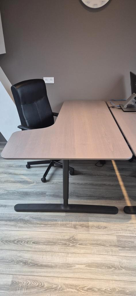 2x Galant Ikea bureau grijs/bruin + 2 bureaustoelen, Huis en Inrichting, Bureaus, Gebruikt, Bureau, Ophalen