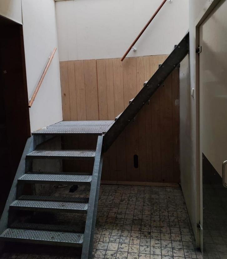 Industriële stalen trap met bordes, Doe-het-zelf en Verbouw, Ladders en Trappen, Gebruikt, Trap, 2 tot 4 meter, Ophalen