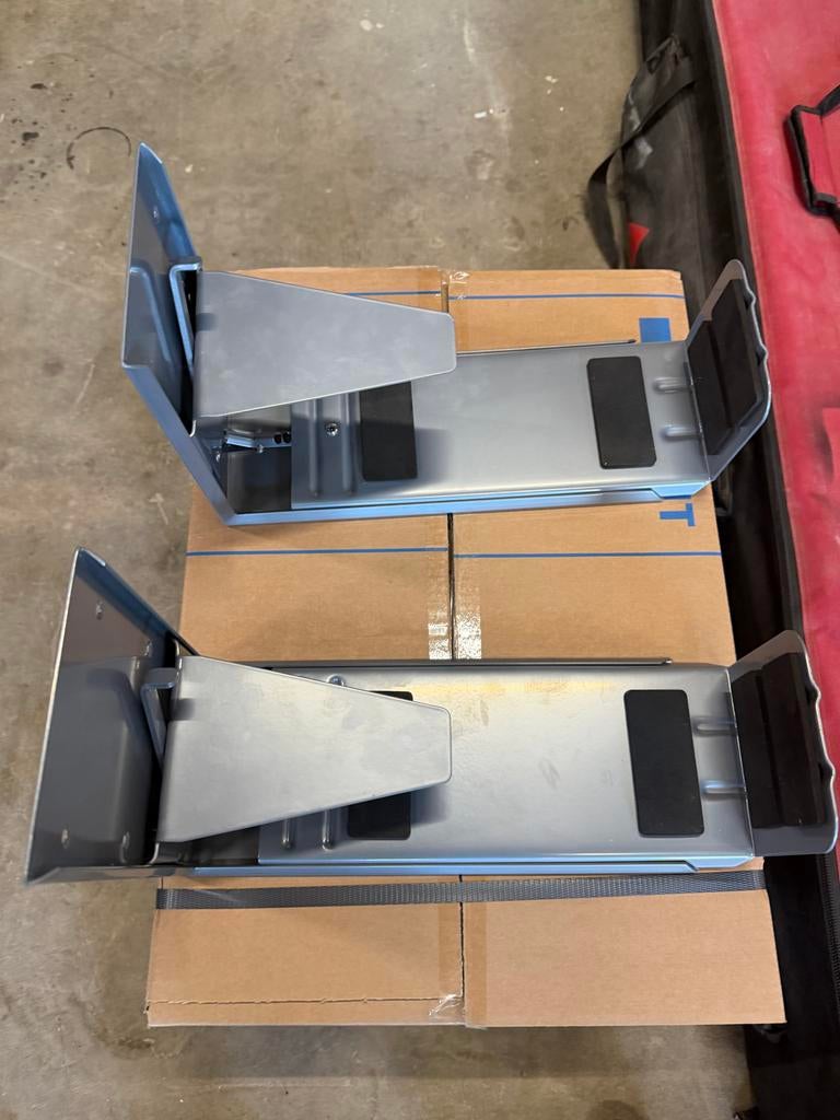 2 x Computer Beugels voor Onder Bureau, Computers en Software, Barebones, Ophalen, Gebruikt