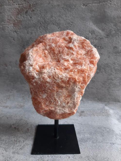 Oranje calciet op standaard, Verzamelen, Mineralen en Fossielen, Mineraal, Ophalen of Verzenden