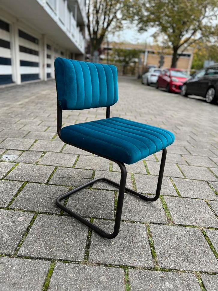 Blauwe fluwelen stoel met zwart metalen frame, Huis en Inrichting, Stoelen, Gebruikt, Eén, Stof, Blauw, Ophalen