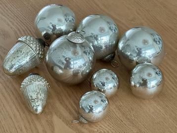 Decoratieve metalen kerstballen beschikbaar voor biedingen