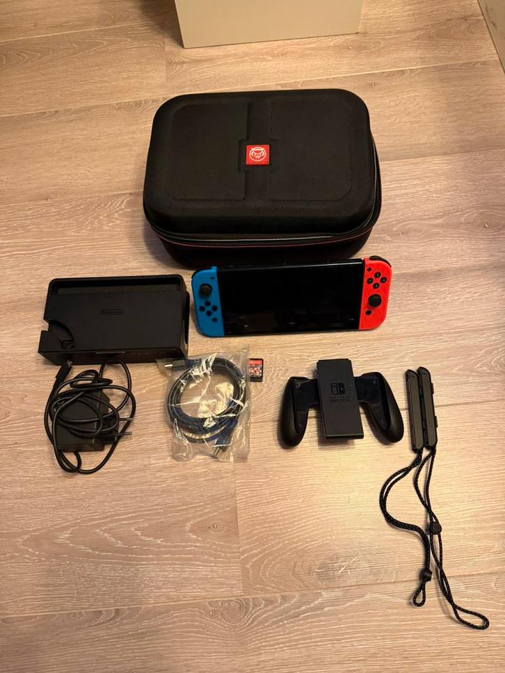 Nintendo switch oled + Mariokart 8 + grote verplaats hoes, Spelcomputers en Games, Spelcomputers | Nintendo Switch, Zo goed als nieuw