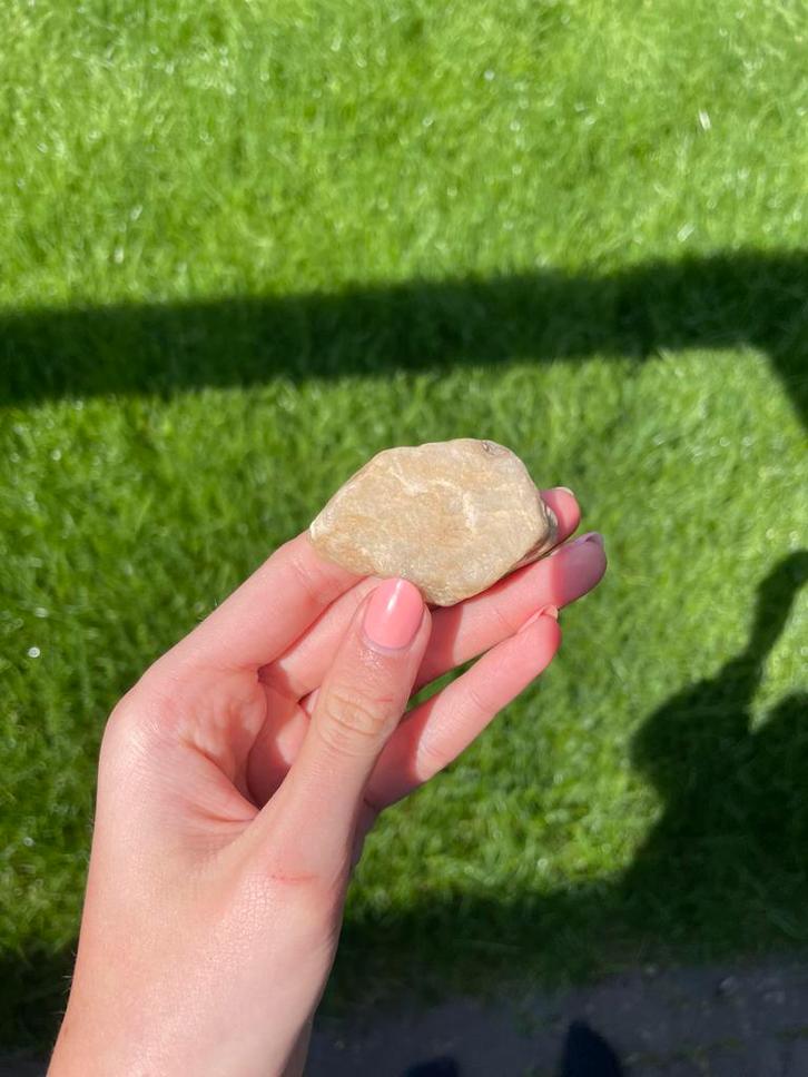 Unieke thaise kwarts met rode aders half transparant, Verzamelen, Mineralen en Fossielen, Mineraal, Ophalen of Verzenden