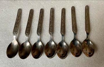 Zeven vintage theelepeltjes met bloemmotief beschikbaar voor biedingen