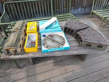 Märklin draaischijf met 4 metalen loodsen en kraan beschikbaar voor biedingen