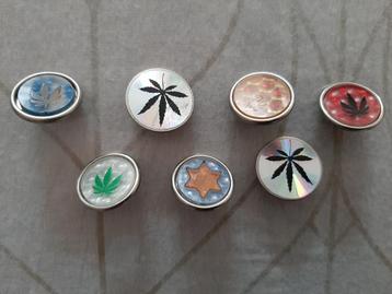 7 Pins met hologram effect -doorsnede 2 en 2.5 cm-. beschikbaar voor biedingen