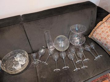 Grote partij glazen, vaasjes, kommen glas beschikbaar voor biedingen