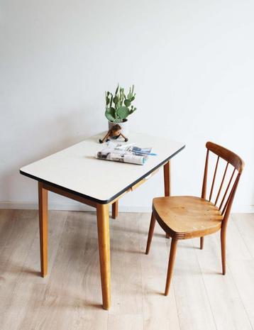 Houten vintage tafel met spijlenstoel. Retro eettafel