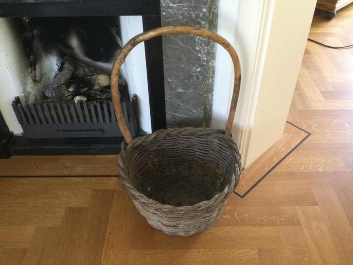 Wilgentenen plukmand - mand met hengsel - bijv. haardhout, Huis en Inrichting, Woonaccessoires | Schalen en Manden, Gebruikt, Rond
