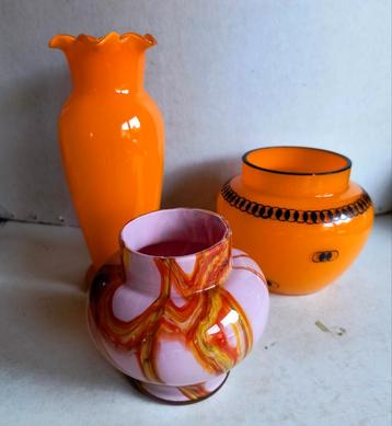 Antiek Art deco glaswerk vazen twee oranje een multicolor  beschikbaar voor biedingen