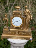 Antieke Franse vuurvergulde bronzen pendule 37 cm b 40 cm h., Antiek en Kunst, Antiek | Klokken, Ophalen
