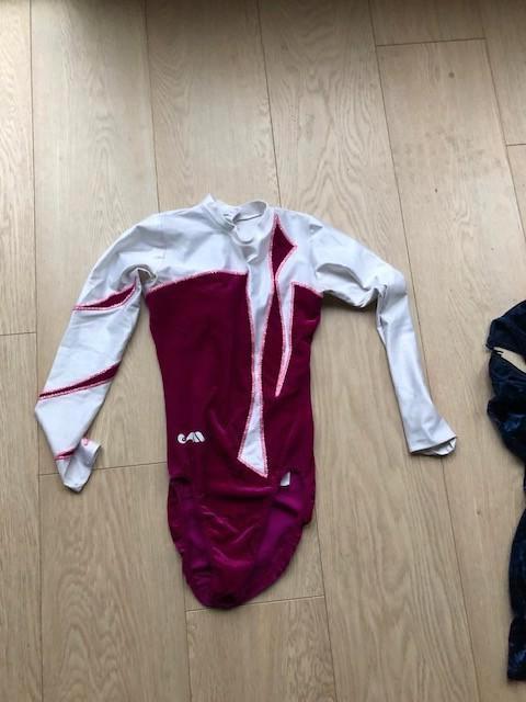 turnpakje, rood fluweel met witte stof maat 164,  XS, Sport en Fitness, Turnen, Zo goed als nieuw, Turnpak(je), Kindermaat 146 t/m 176