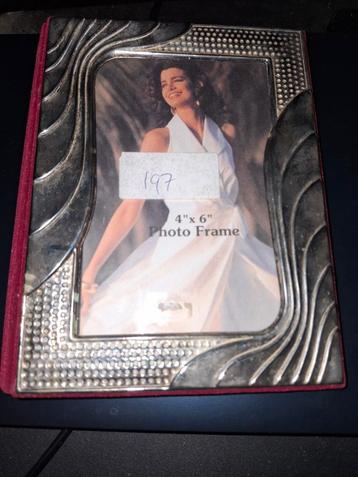 Vintage 4x6 Fotolijst met Zilveren Rand beschikbaar voor biedingen