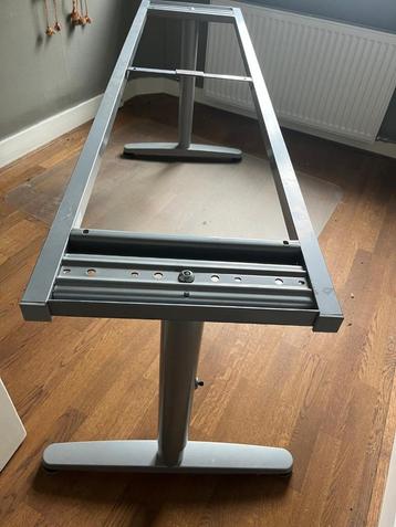 Onderstel Ikea (Galant) Bureau (evt met niet origineel blad) beschikbaar voor biedingen