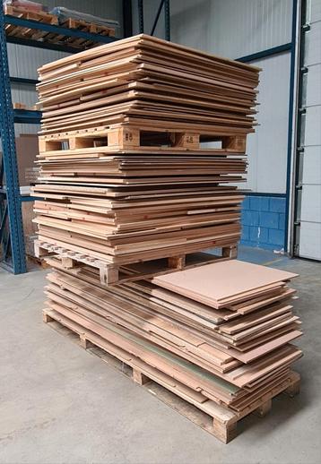 Grote partij MDF platen tot 18mm. beschikbaar voor biedingen