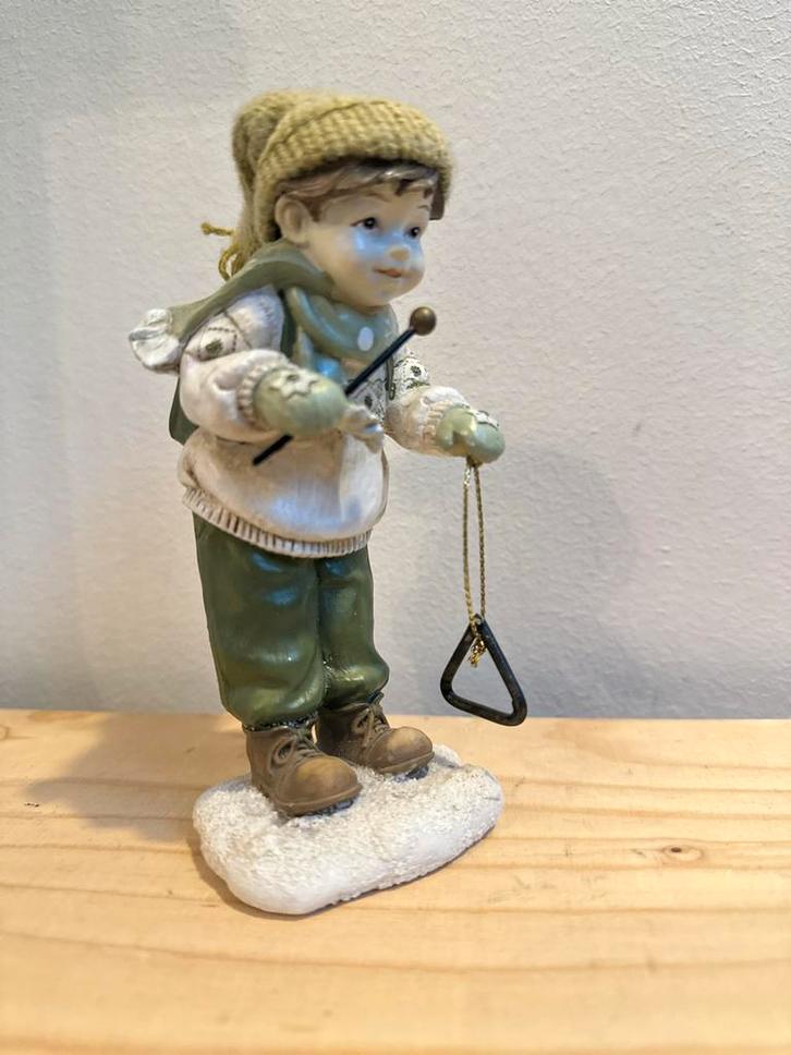 Hummeltje Jongen met Triangel - Kerstdorp Decoratie, Verzamelen, Beelden en Beeldjes, Gebruikt, Mens, Ophalen of Verzenden