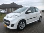 Peugeot 107 1.0 12V E-vti 68PK 3DR 2011 Wit AIRCO, Auto's, Peugeot, Voorwielaandrijving, Stof, Zwart, 4 stoelen