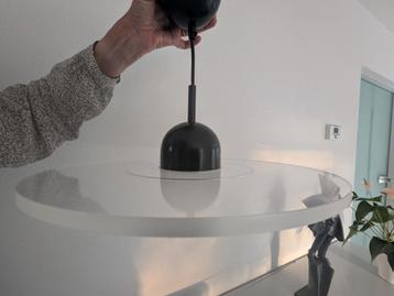 Zwarte hanglamp met transparante schijf beschikbaar voor biedingen