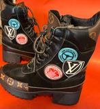Louis vuitton Desert boots world tour, Kleding | Dames, Schoenen, Ophalen of Verzenden, Nieuw, Zwart