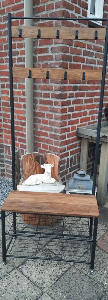Kapstok met plateau en schoenenrek eronder. beschikbaar voor biedingen