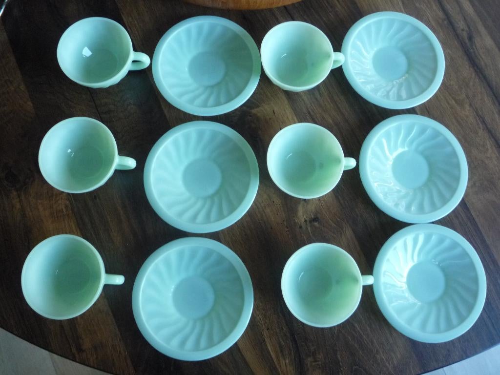 French Jadeite 6 tasjes met onderbordjes, Ophalen of Verzenden, Huis en Inrichting