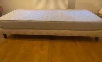 Eenpersoonsbed (boxspring + matras) beschikbaar voor biedingen