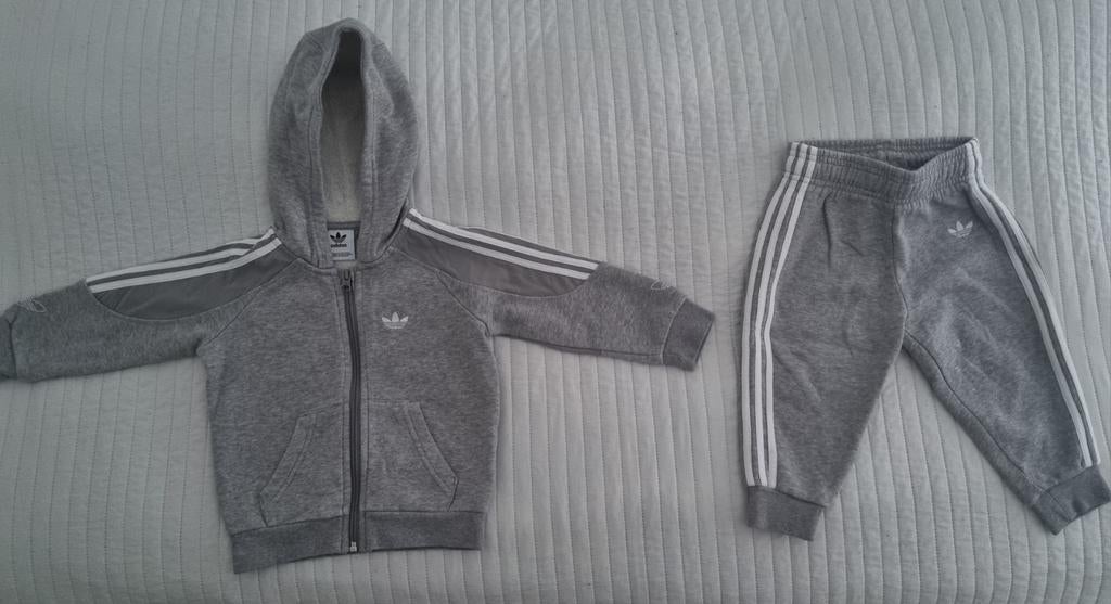 Adidas traningspak grijs maat 86 merk kleding unisex, Kinderen en Baby's, Babykleding | Maat 86, Adidas, Zo goed als nieuw, Setje