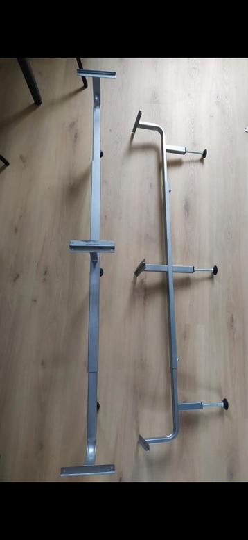 Twee verstelbare metalen bedframes met poten beschikbaar voor biedingen