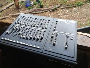 2x Strand Lighting ACT6 dimmers met lichttafel beschikbaar voor biedingen