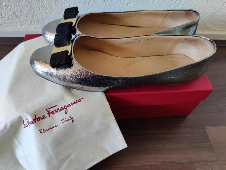 Salvatore Ferragamo ballerina's Craquele Plume Silver maat39, Kleding | Dames, Schoenen, Zo goed als nieuw, Ballerina's, Overige kleuren