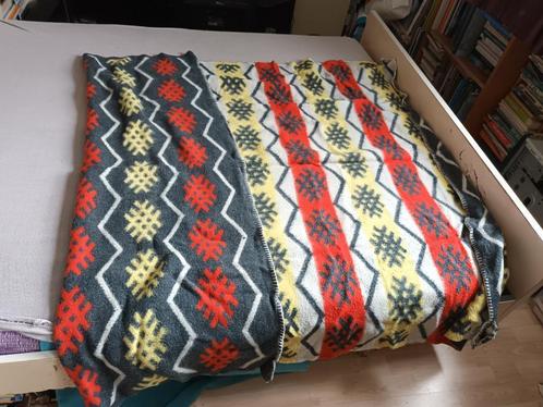 Grijs rood wollen deken Groenland. 195-145cm. Bloemen., Huis en Inrichting, Woonaccessoires | Plaids en Woondekens, Zo goed als nieuw