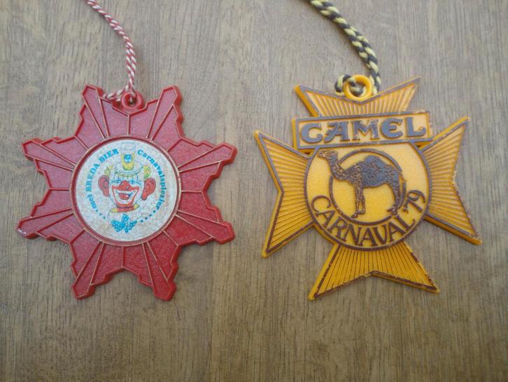 2 vintage carnavals emblemen o.a. Breda-bier en Camel, Verzamelen, Biermerken, Gebruikt, Overige typen, Overige merken, Ophalen of Verzenden