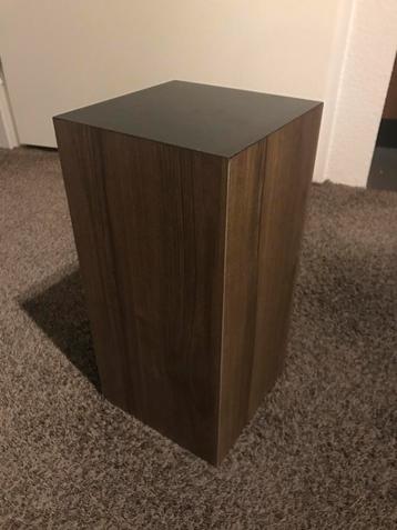 Houten bijzettafel / sokkel beschikbaar voor biedingen