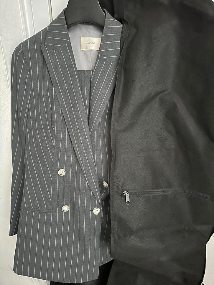 Originele Suistudio pak set grijs 36 incl hanger kledingzak, Kleding | Dames, Jasjes, Kostuums en Pakken, Zo goed als nieuw, Maat 36 (S)