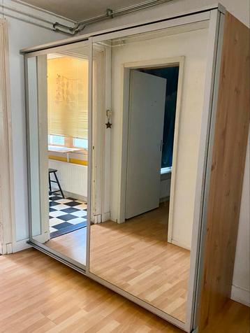 Schuifdeurkast met spiegel deuren 
