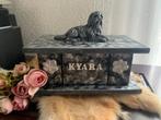 Shih Tzu beeldje op urn of op plateau als set handgemaakt, Ophalen of Verzenden, Nieuw