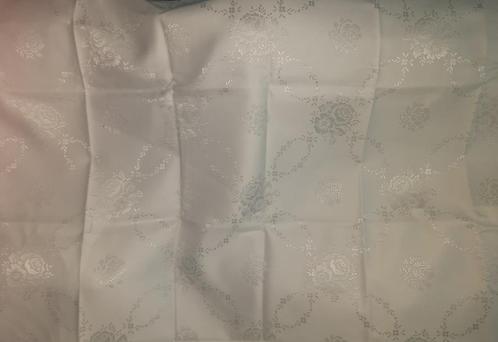Mooi tafelkleed en loper met rozen om zelf te borduren, Hobby en Vrije tijd, Borduren en Borduurmachines, Nieuw, Ophalen of Verzenden