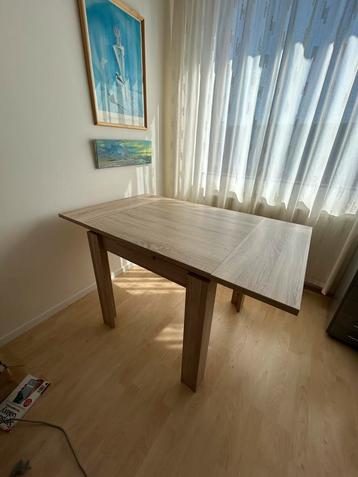 Mooie houten tafel met verlengstukken beschikbaar voor biedingen