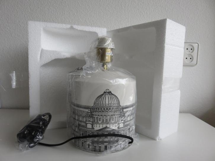 H&M Home keramieken tafellamp met decor van een oude stad, Huis en Inrichting, Lampen | Tafellampen, Nieuw, Minder dan 50 cm, Overige materialen