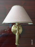 Klassieke wandlamp goud glanzend messing en roze halve kap, Ophalen of Verzenden, Gebruikt, Metaal, Klassiek