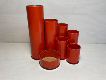 Vintage metalen oranje pennenhouder beschikbaar voor biedingen