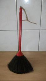 Antieke keukenkwast met rood handvat, Ophalen of Verzenden